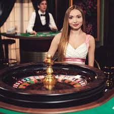 Platform outplayed menampilkan kategori sportsbook, slot games, dan live dealer di layar mobile